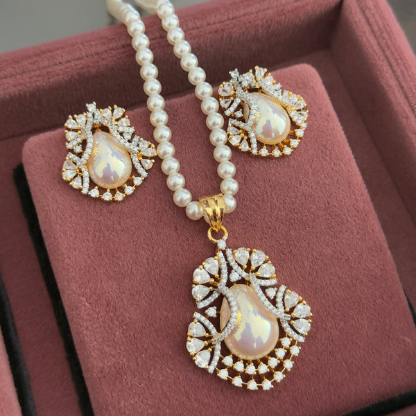 Mayuri Pendant Set