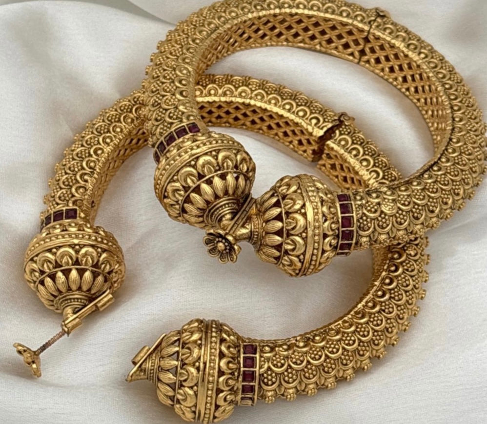 Matte Gold Openable Pacheli